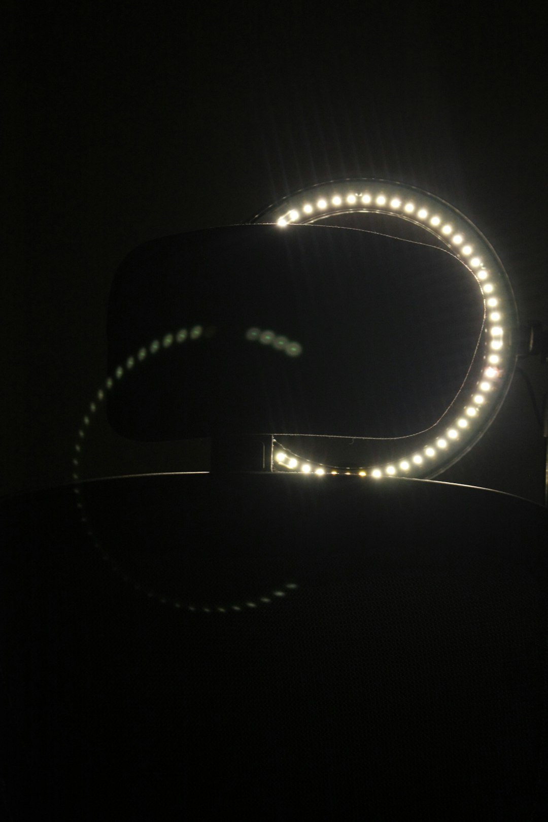 ring-light-with-a-dark-background-a55bild8alw